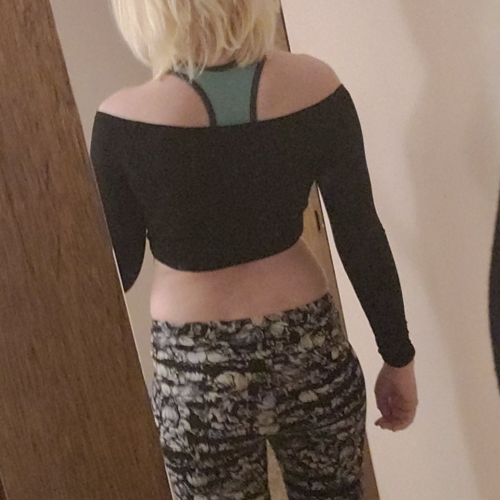 Like new long sleeve crop top - Picture 2 of 6
